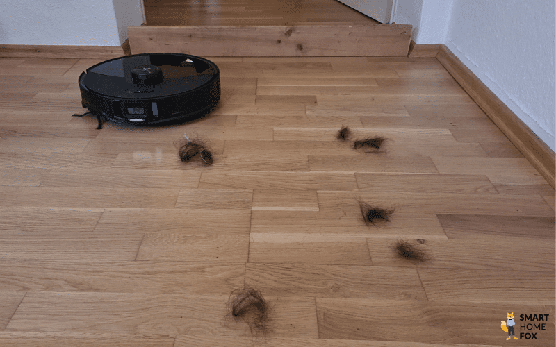 Roborock S8 MaxV Ultra saugt Haare vom Parkett.